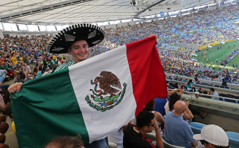 墨西哥的製造成本比中國和其他主要經濟體更有優勢，而且這個差距正在拉大。圖為足球迷手舉墨西哥國旗。圖片來源：達志影像/美聯社。   