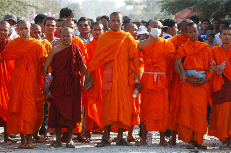 柬埔寨軍人使用警棍、彈弓、石頭、磚塊攻擊每1個人。在場的外國記者也被軍人持警棍毆打，連僧侶也被攻擊。圖為柬埔寨僧侶手牽手加入成衣工廠工人示威行列。圖片來源：達志影像/美聯社。   