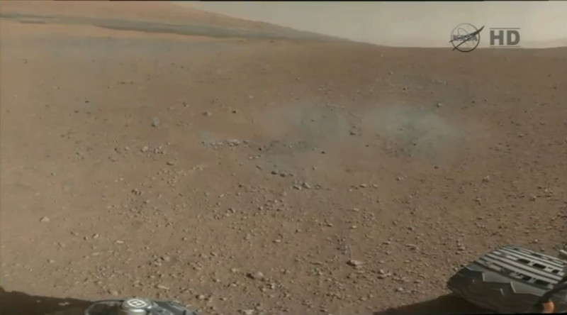 登陸火星的好奇號在美國時間9日早上，從其所在的蓋爾撞擊坑傳回了首張彩色火星全景照。圖片來源：翻攝自網路。   