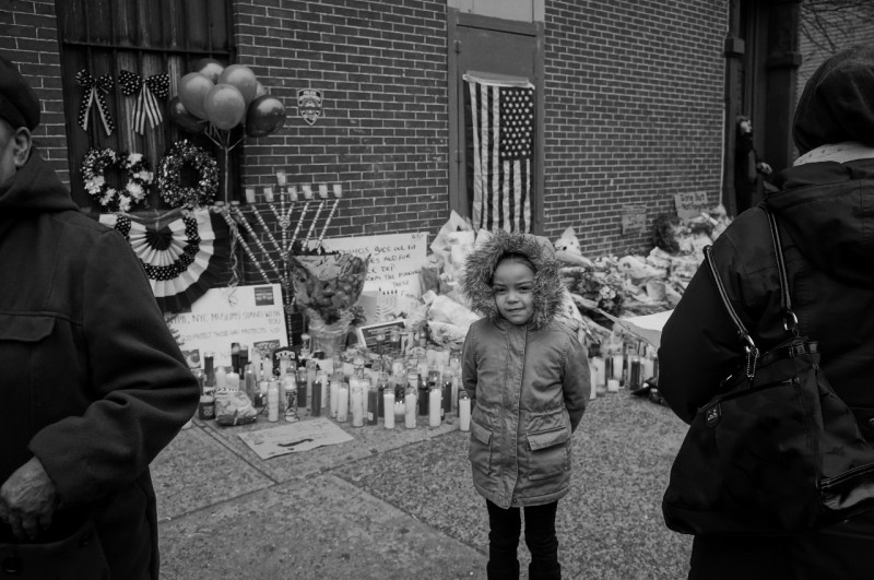 到警員殉職地點獻花致敬的紐約市民。圖4-2：NYDECO/攝。   