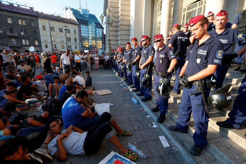 匈牙利警方在首都布達佩斯的火車站外，試圖阻止上千名難民進入。圖片來源：達志影像/路透社   