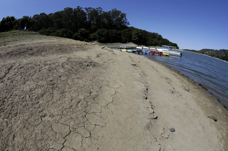 美國加州的百年大旱邁入第4年，由於居民節水不力，加州水資源控制局研議新措施，將首度實施強制城鎮節水。圖片來源：達志影像/美聯社   
