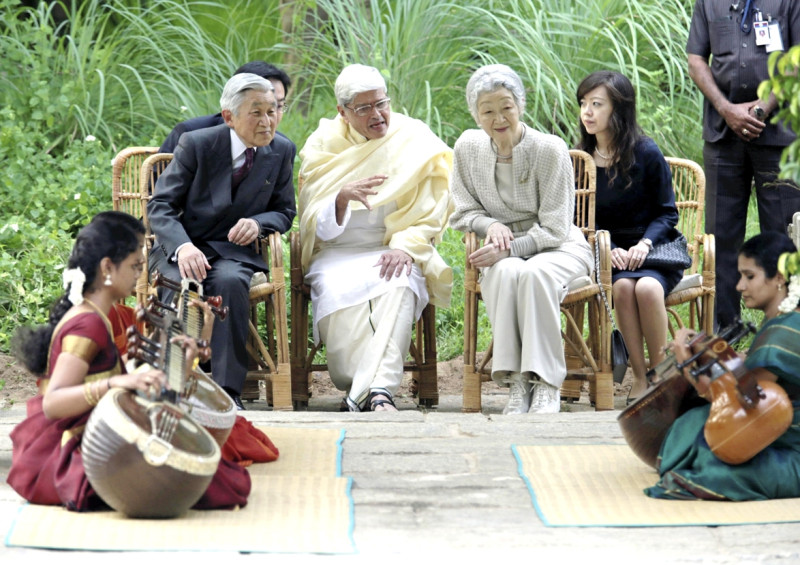 圖為去(2013)年12月日本天皇伉儷訪印。圖片來源：達志影像/路透社資料照片   