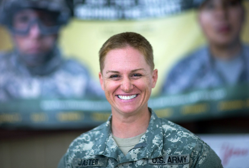 麗莎（ Lisa  Jaster）今年10月16日從美國陸軍遊騎兵學校畢業，成為史上第1批從嚴酷的遊騎兵學校畢業的2名女性之1。圖片來源：達志影像/美聯社   