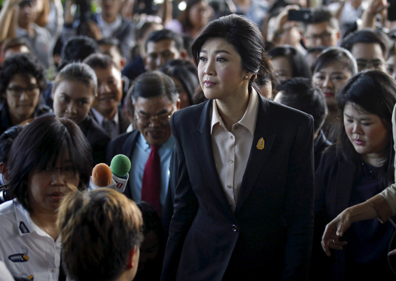 泰國前總理盈拉19日出庭，場外約200名支持群眾聲援。圖片來源：達志影像/路透社   