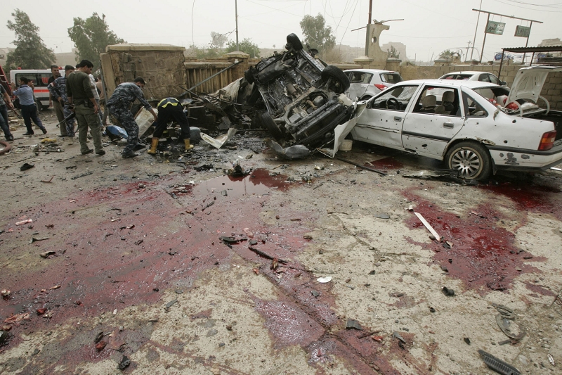 伊拉克北部大城吉爾庫克（Kirkuk）今（19）日發生兩起連環爆炸攻擊，目前至少有25人死亡，79人受傷。圖為爆炸現場滿目瘡痍的景象，滿地都是死傷者的血跡，一旁還有遭炸翻的汽車殘骸。圖片來源：達志影像/路透社   