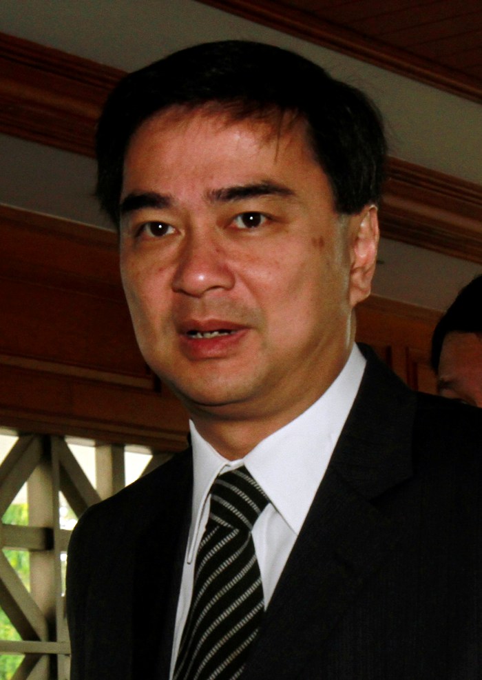 泰國總理阿波實(Abhisit Vejjajiva)計劃於下月初解散國會，並於6月底或7月初舉行重新改選。由於執政黨與在野黨得票可能很接近，阿波實喊出將在年中再度提高最低工資的政策。圖片來源：達志影像/路透社   