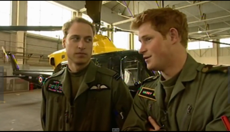 英國威廉王子（左）與哈利王子數年前曾表示，對駕駛阿帕契直升機有高度興趣。圖：翻攝You Tube   
