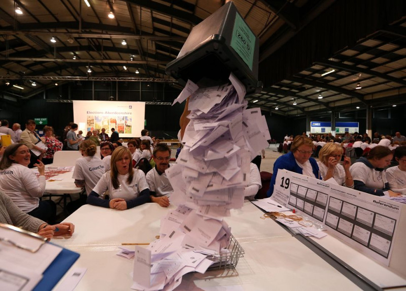 蘇格蘭獨立公投18日晚間投票結束後，計票工作隨即徹夜展開。目前出爐選區共有16處，其中14處「反對」獨立票佔多數。圖片來源：達志影像/美聯社   