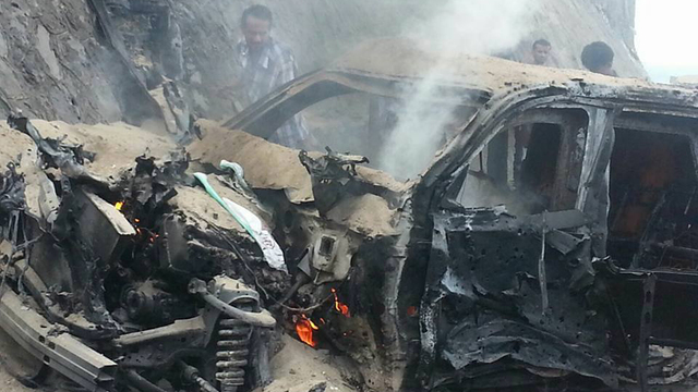 葉門亞丁省省長薩德的車隊6日途經亞丁市塔瓦希區時，遭火箭炮炸毀，薩德與6名隨扈全部當場身亡。圖：翻攝半島電視台   