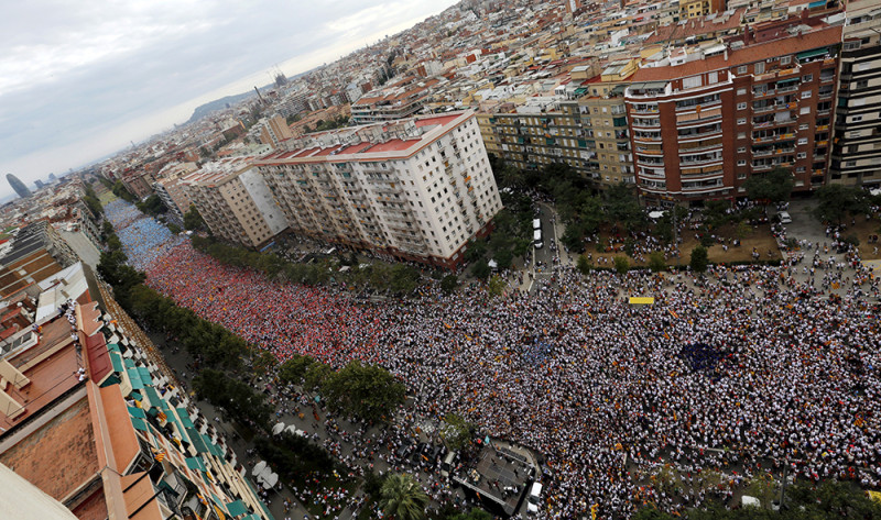 加泰隆尼亞自治區主席馬斯(Artur Mas)已經將獨派各黨整合成1個聯盟，目前得到近半的支持。圖為西班牙巴塞隆納城50萬示威群眾，日前要求讓加泰隆尼亞自治區獨立建國。圖片來源：達志影像/路透社   