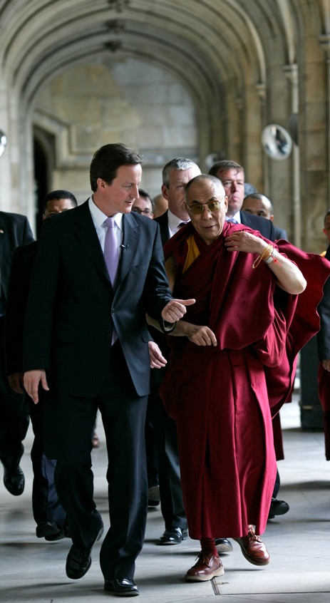 圖為2008年5月，時任保守黨黨魁的卡麥隆與達賴喇嘛會面。2010年5月，卡麥隆成為英國近200年來最年輕的首相。圖片來源：達志影像/美聯社資料照片。   