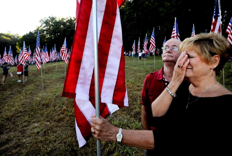 在美國亞特蘭大的肯尼索山國家戰地公園插滿了近3000支美國國旗，以紀念911受難者。茱帝(右一)和鮑伯夫婦在當地時間9月10日也為他們受難的孩子插下一支旗子，並不禁掩面哭泣。這些旗子將一直放到9月16日。圖片來源:達志影像/美聯社   