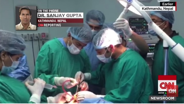 CNN醫療記者古普塔展現仁心仁術，緊急為2名震災中受重傷的女孩開刀取出腦部血塊，救回一命。圖：翻攝網路   