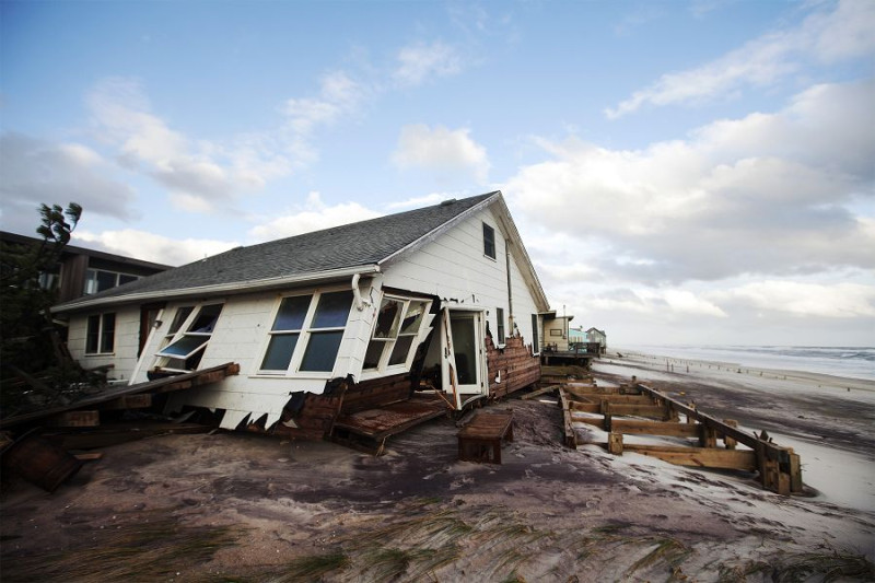 颶風「珊迪」被稱為美國東北部有史以來最強的颶風，目前至少導致48人死亡，有很多房屋被強風吹垮。圖片來源：達志影像/路透社。   