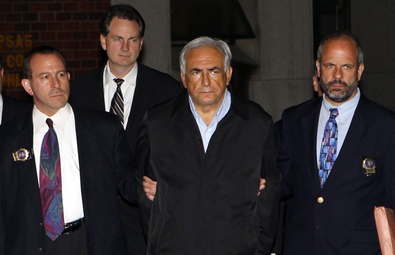 國際貨幣基金（IMF）總裁史特勞斯卡恩（Dominique Strauss-Kahn）被指控在紐約下榻的飯店房間意圖性攻擊1名女服務生，而遭到紐約警方逮捕。圖片來源：達志影像/路透社。   