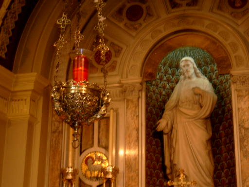 聖體燈是天主教儀軌，點明聖體櫃所在之處。類似我國文化中的長明燈。圖為天主教堂中的聖體燈。圖片來源：維基百科。   