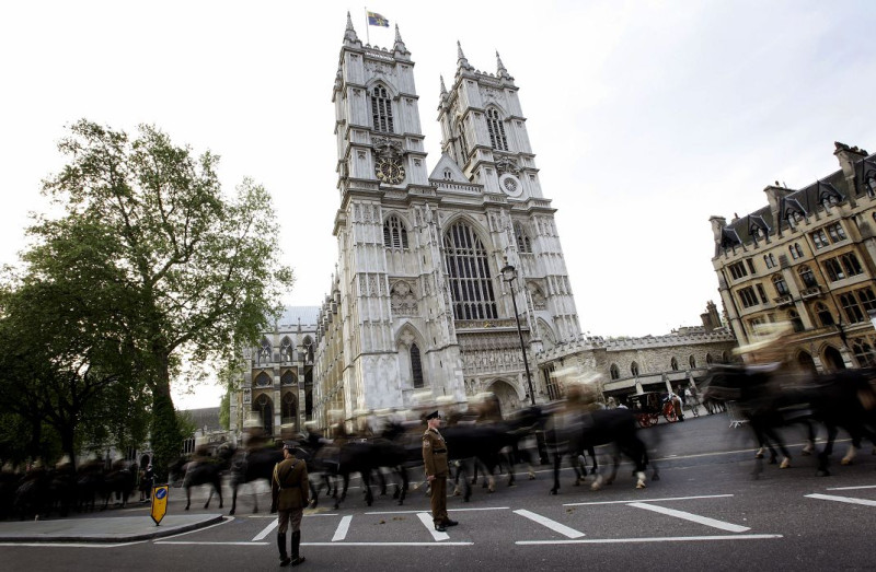 英國威廉王子與未婚妻凱特．密道頓(Catherine Middleton)的「世紀婚禮」即將在29日展開，而倫敦警方也對此嚴陣以待。圖為西敏寺外騎著馬的士兵正在進行婚禮彩排。圖片來源：達志影像/路透社。   