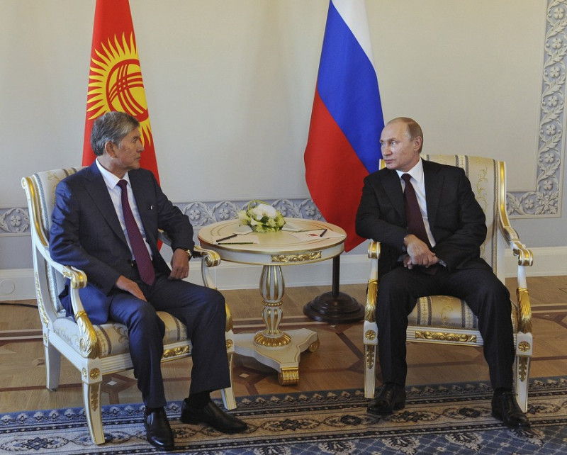 俄羅斯總統普亭（右）現身會見吉爾吉斯總統，粉粹謠言。圖片來源：達志影像/路透社   