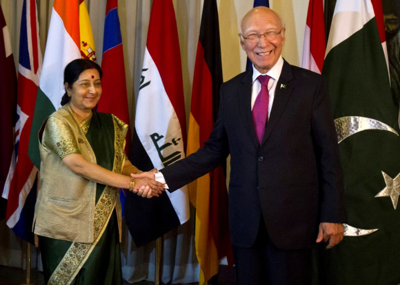 印度外長瓦娜吉與巴基斯坦外交顧問阿濟茲於伊斯蘭堡會談決議重啟和平談判。圖片來源：達志影像/美聯社   