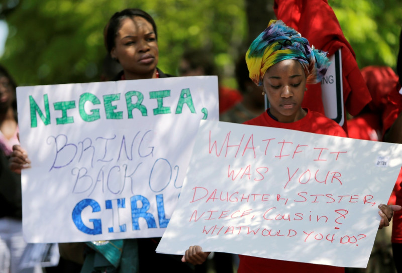 奈及利亞2百多名女學生遭激進組織綁架，民眾日前在美國華盛頓奈及利亞大使館前6日舉行了示威遊行抗議。圖片來源：達志影像/路透社   