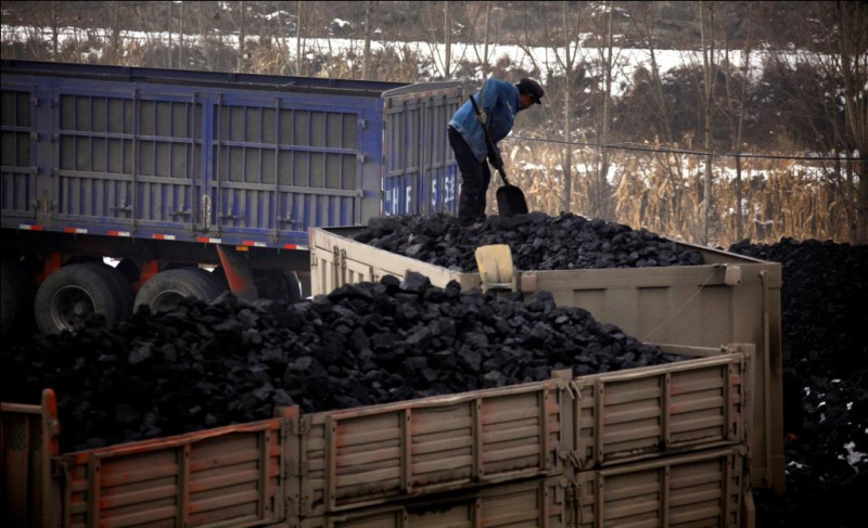 根據報告，中國人均碳排放量為7.2噸，已經高過歐盟國家的人均碳排放量(6.8噸)。圖為中國河北曲陽線的一位工人正在將煤炭鏟上貨車。圖片來源：達志影像/路透社   