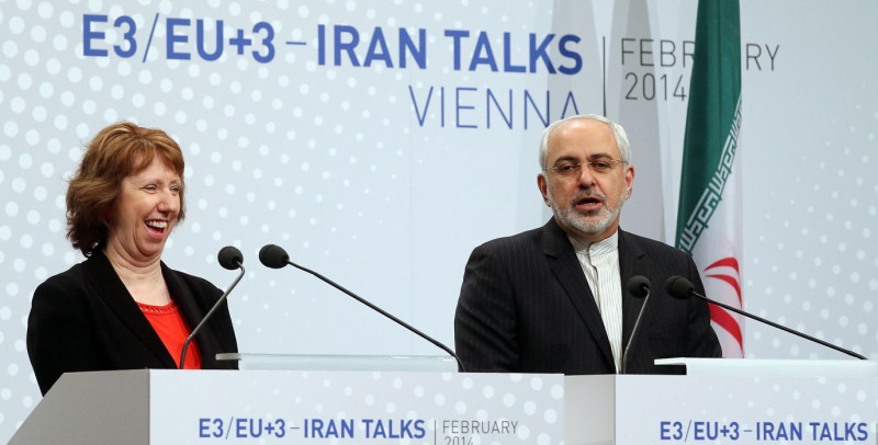 伊朗外交部長查瑞夫（右）代表伊朗與6強於維也納舉行核子談判，會談各方同意未來將進行更多的談判，並擬出了待商討問題及時間進度表。圖片來源：達志影像/美聯社   