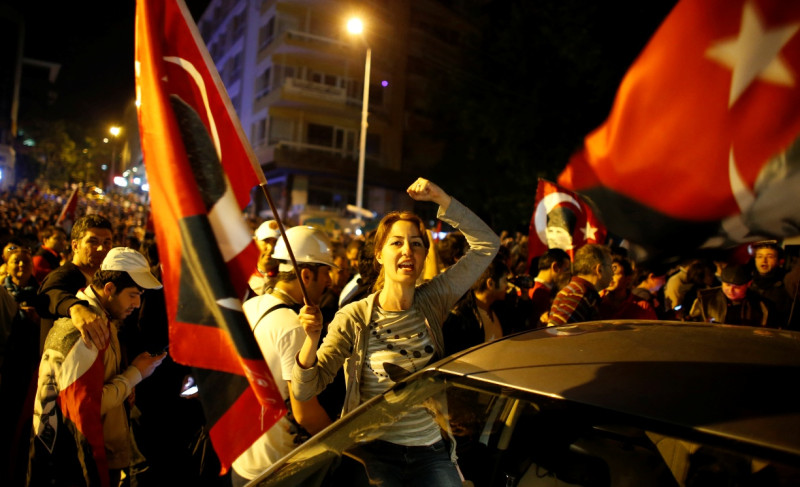 土耳其最大都市伊斯坦堡市中心於6日夜晚聚集了數萬名反對抗議的市民。圖片來源：達志影像/路透社。   