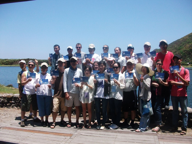 全球預防武裝衝突夥伴(GPPAC) 各國(地區)代表共計23名成員昨（4）日上午搭乘渡輪參訪龜山島，同時在島上頒發各與會代表「海洋公民護照」。圖片來源：涂鉅旻/攝   