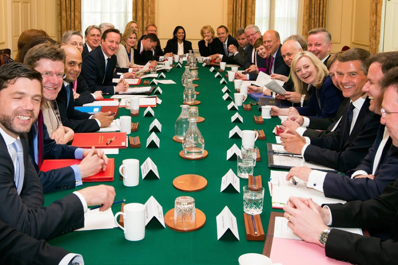 挾著勝選高民意基礎，英國首相卡麥隆（左排5）領導的保守黨12日首次舉行內閣會議，卡麥隆計畫將是否退出歐盟公投提前到2016年舉行。圖片來源：達志影像/路透社   