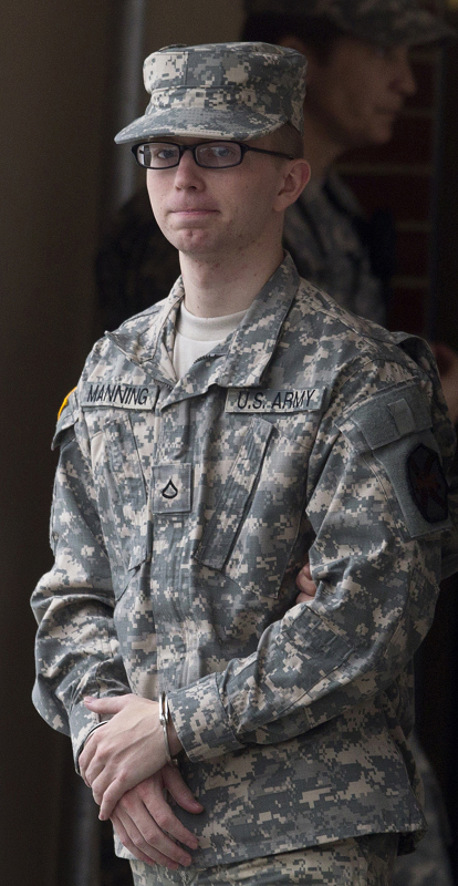 24歲的美國大兵曼寧（Bradley Manning）因在伊拉克服役期間，將美軍屠殺平民的資料洩漏給維基揭密（WikiLeaks）而遭軍方羈押，曼寧被控罪刑最嚴重將可能面臨終身監禁。圖片來源：達志影像/路透社   
