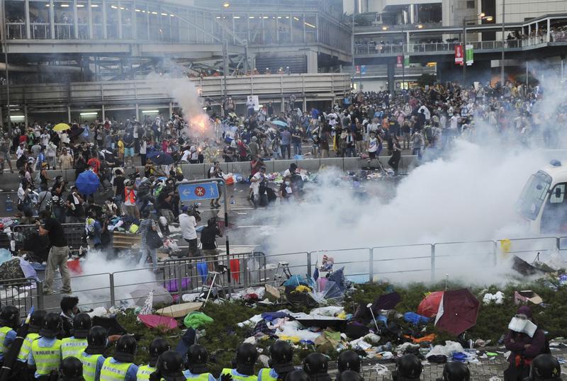 香港9月28日開始佔中行動，當天數萬民眾和平示威，卻遭警方以87枚催淚彈、胡椒噴霧等強勢鎮壓。圖片來源：達志影像/路透社資料照片   