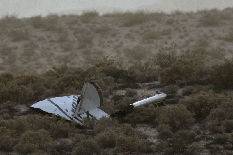原本應該在未來幾個月搭載首批太空遊客的維珍銀河公司1架太空客機，週五（31日）在試飛時爆炸，墜毀在美國加州的沙漠地帶。圖片來源：達志影像/路透社   