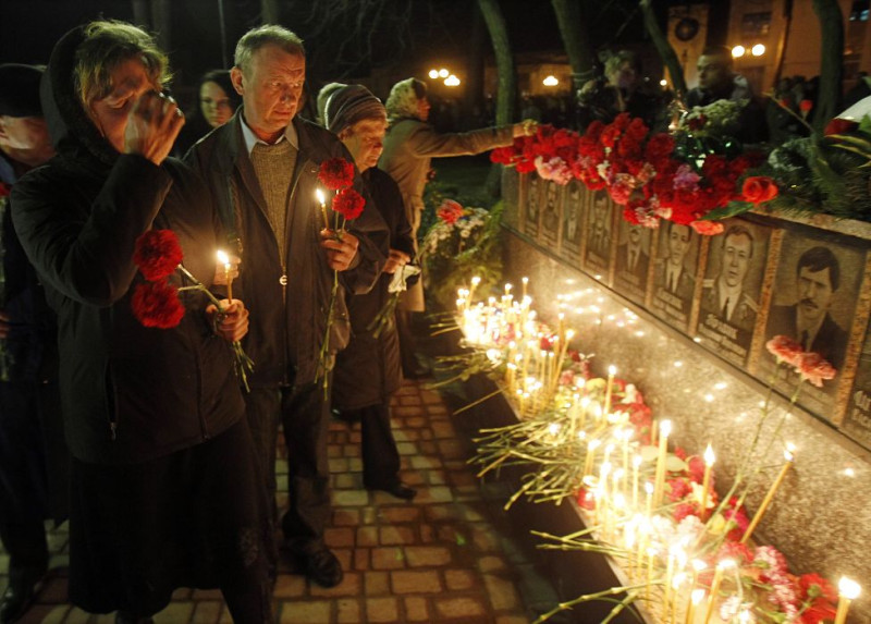 車諾比核災今天屆滿25週年，全球不少國家都舉辦紀念活動。圖為烏克蘭民眾悼念在車諾比核災喪生的民眾。圖片來源：達志影像/路透社。   