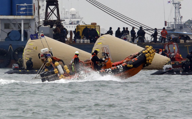 搜救人員搜救「歲月號」失蹤人員情況。圖片來源：達志影像/美聯社資料照片   