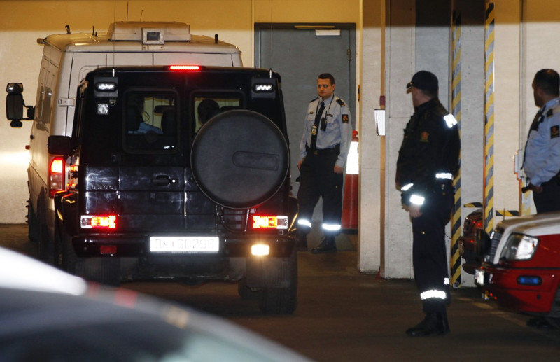 承認屠殺77條人命的挪威兇嫌布雷維克14日首次公開出庭受審。圖為押解兇嫌的座車抵達奧斯陸地方法院。圖片來源：達志影像/路透社。   