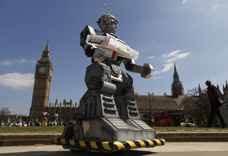 有越來越多團體關注戰爭機器人的問題。今年4月23日在倫敦國會大廈前，就有團體要求停止發展機器人殺手。圖片來源：達志影像/路透社資料照片。   
