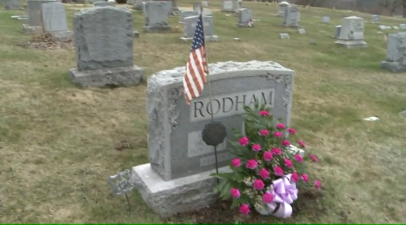 希拉蕊父親休‧羅德姆的墓碑被發現遭人推倒破壞，現已扶正恢復原狀。圖：翻攝UPI   