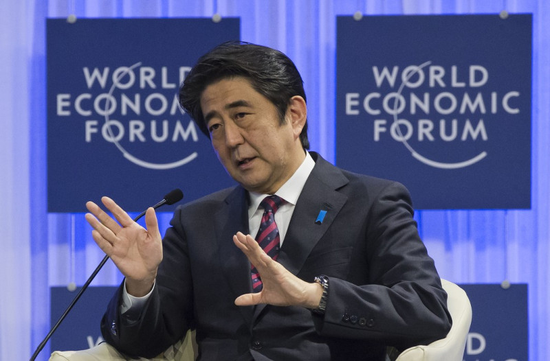 日本首相安倍晉三在瑞士達佛斯（Davos）的世界經濟論壇（WEF）演說時表示，亞洲各國應該克制軍事擴張的行為，並暗地裡指責中國軍事擴張的行為。圖片來源：達志影像/美聯社   