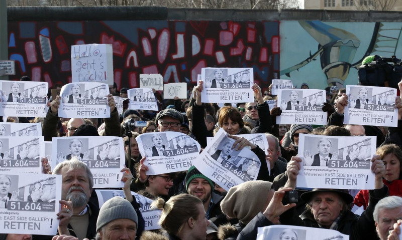 6000多名德國民眾3日走上街頭，於柏林圍牆東部畫廊（East Side Gallery）前示威，要求留下柏林圍牆遺跡。圖片來源：達志影像/路透社。   