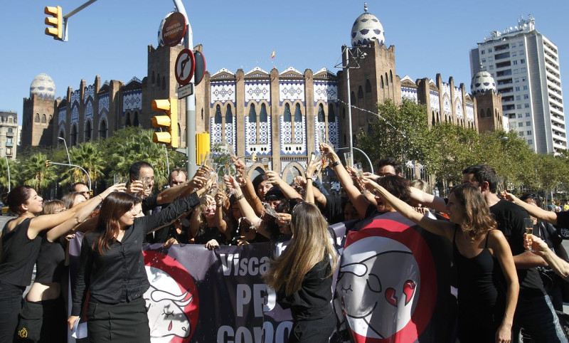 西班牙國技鬥牛於當地時間25日劃下句點，倡議廢止鬥年賽的人士在巴塞隆納「紀念碑」鬥牛場外舉杯慶祝。圖片來源：達志影像/路透社。   