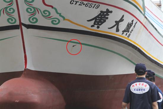 菲律賓海岸防衛隊對「廣大興28號」事件的初步報告今(17)日被菲媒披露，報告指稱台灣漁船是被當場發現「越界捕魚」，還發動引擎企圖衝撞菲國公務船，菲方是為了打擊非法捕魚的「壞人」而執法。圖片來源：中央社資料照片   