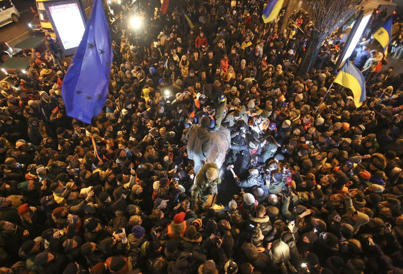 歐洲聯盟外交及安全政策高級代表艾希頓(Catherine Ashton)預定10日前往烏克蘭，協助解決當前危機。圖為抗議民眾拿列寧雕像出氣。圖片來源：達志影像/路透社資料照片   