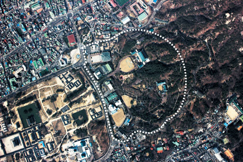 3月24日在韓國京畿道坡州墜毀的朝鮮無人機，飛過總統辦公室所在的青瓦台主樓上方時拍攝的照片。照片中間部分就是青瓦台全景。圖：翻攝自《朝鮮日報》網站。   