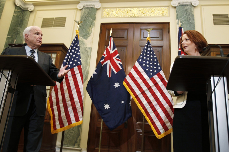 美國資深參議員麥肯（左）今天在華盛頓與澳洲總理吉拉德（右）會面，麥肯在吉拉德面前當面表示，美國和澳洲應該加強軍事合作，以遏制中國軍力在亞太地區的擴張。圖片來源：達志影像/路透社   