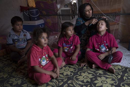 伊拉克國內受到伊斯蘭國的恐怖攻擊，許多家庭流離失所，尤甚女性安全更備受威脅。圖：翻攝聯合國難民署   