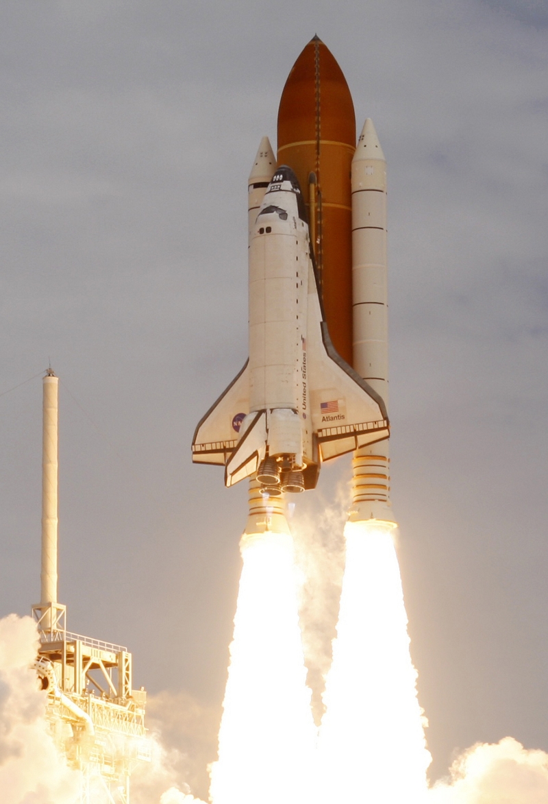 美國航太總署（NASA）最後一艘太空梭「亞特蘭提斯號」（Atlantis）發射升空，這是NASA第135次太空梭升空，也是美國太空梭的最後一趟太空任務，歷經30年的太空梭計畫正式畫下句點。圖片來源：達志影像/路透社   