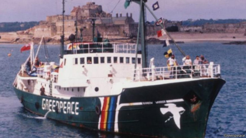 「彩虹勇士號」原定要前往抗議法國核試驗，但於1985年7月10日在紐西蘭港口奧克蘭遭到法國特務炸沉。圖：翻攝英國BBC   