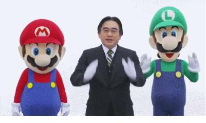 任天堂公司社長岩田聰（中）不計形象與該公司遊戲角色一起拍攝廣告，7月11日驚因膽道腫瘍去世，享年55歲。圖：翻攝網路   