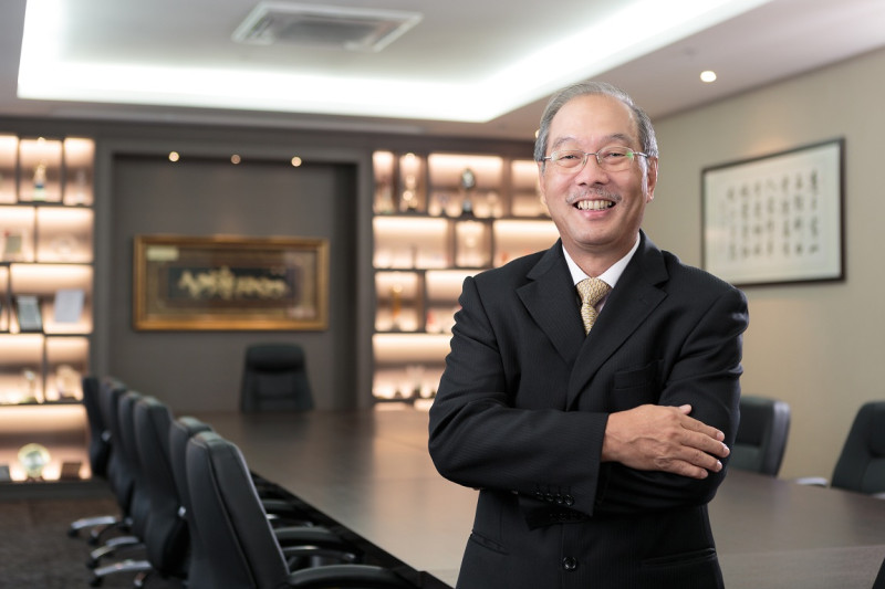 新加坡工商界很少人不知道胡進勝，他是安益(Annaik)執行主席兼總裁同時也是新加坡中華總商會董事、五金機械公會會長。圖：黃瓊雅提供   